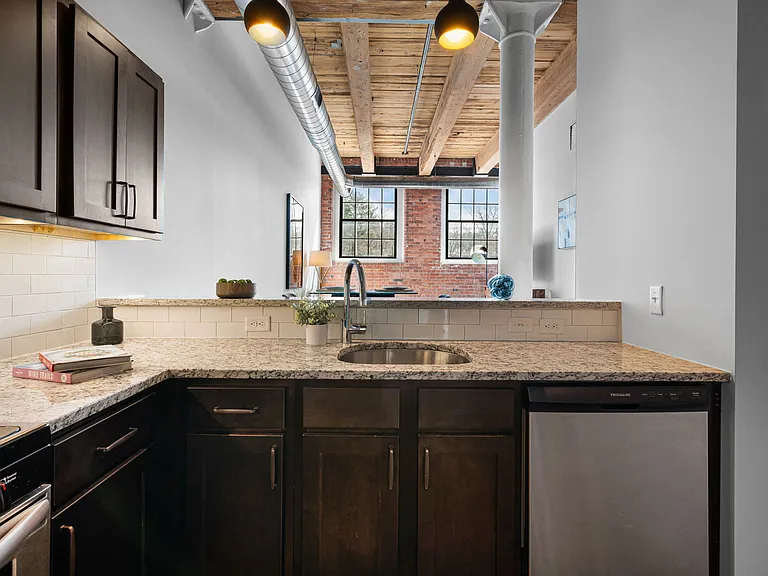 150 Oakland St — Photo 34