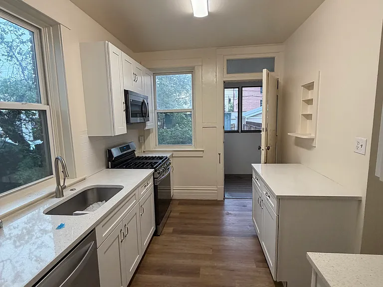 1823 N Clarkson St — Photo 7
