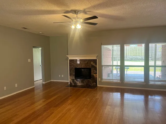 4 bed, 1985 sqft, $2,280 — Photo 3