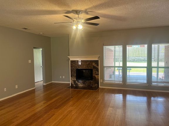 3rd image of 814 Elbe Dr