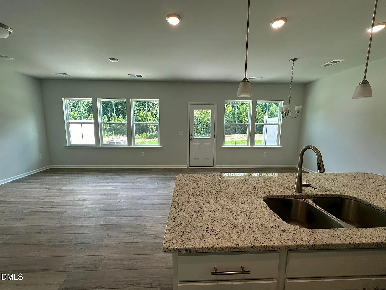 3 bed, 2.5 bath, 1861 sqft, $1,995 — Photo 3