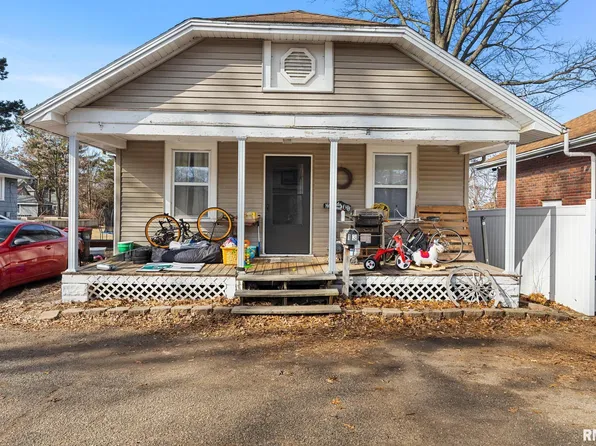 13 Rosenberg Ct, Pekin, IL 61554