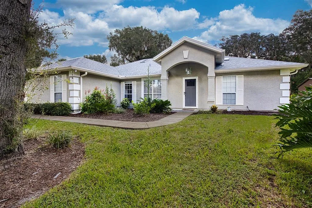 3 bed, 2.0 bath, 1692 sqft, $3,200 — Photo 1