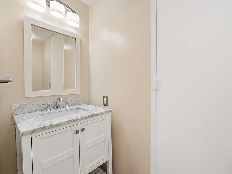 5340 Yarmouth Ave #108 — Photo 24