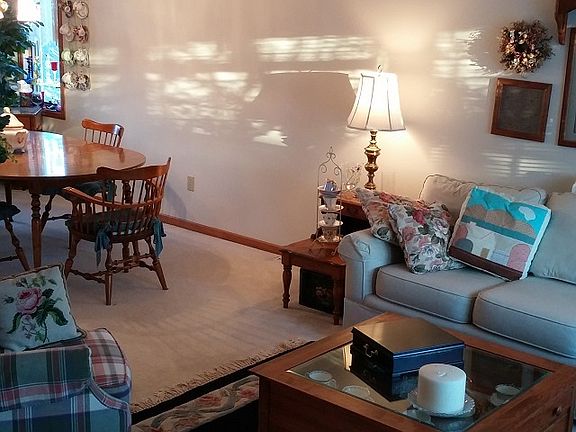 4th image of 1451 Surrey Ln