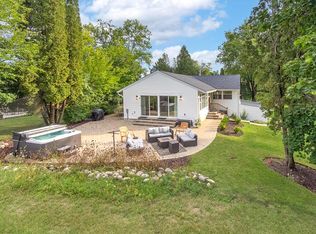 238 Castle Ter, Fontana, WI 53125