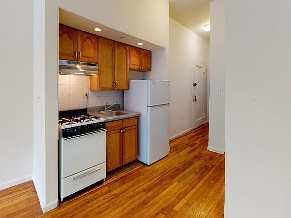 4th image of 424 W 57th St #D2