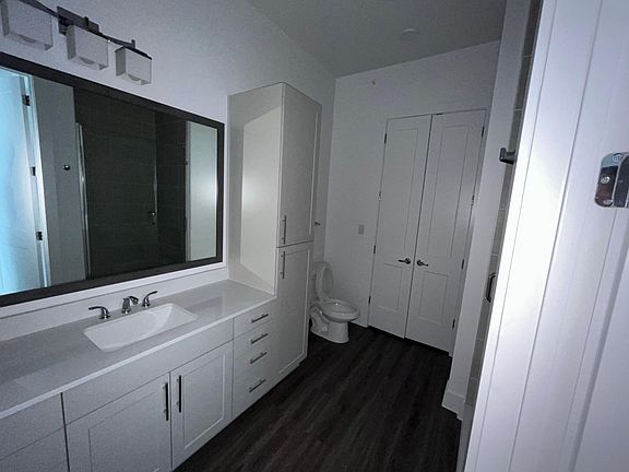 5th image of 200 W Huntland Dr