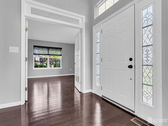 4th image of 8 Pine Valley Ln