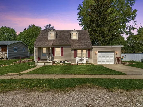 310 W Caroline St, Fenton, MI 48430