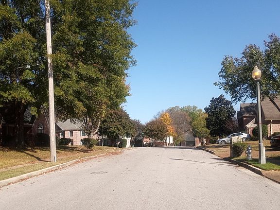 4th image of 8621 Meadow Green Dr