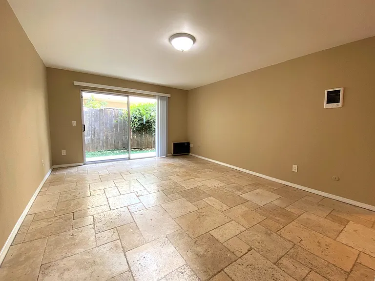 La Paloma Apartments — Photo 9