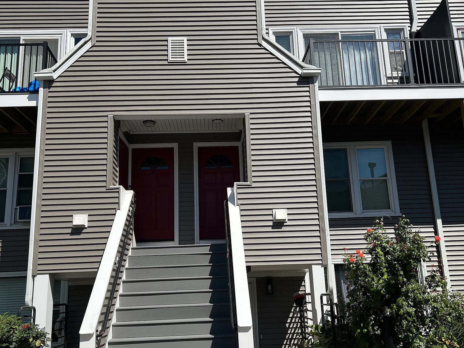 2 bed, 1.5 bath, 1328 sqft, $2,000 — Photo 2