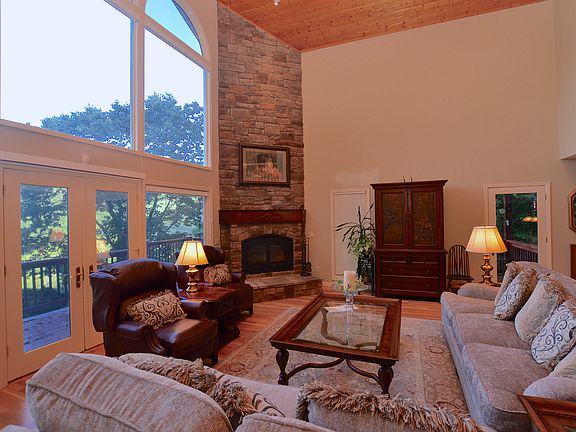 3rd image of 242 Lionheart Ln