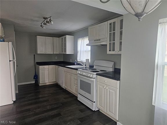4th image of 1006 Broadway Ave