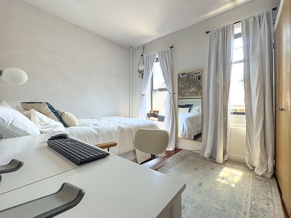 3rd image of 261 W 21st St APT 10