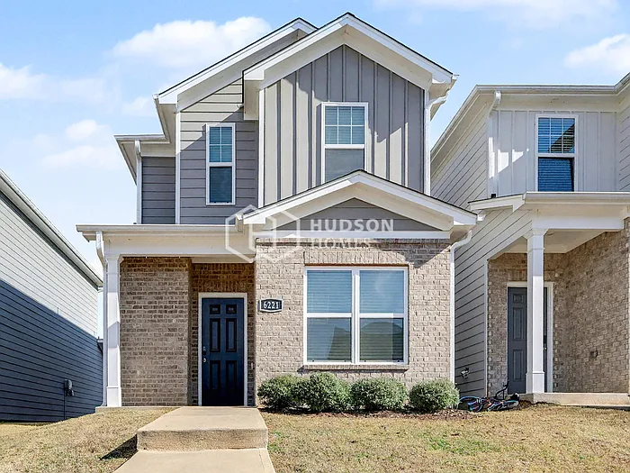 6221 Rainbow Row