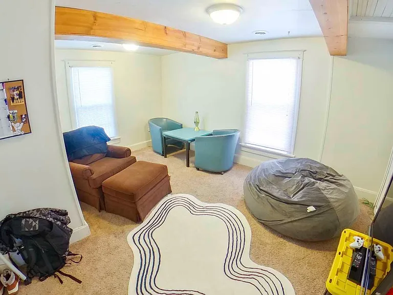 917 Laramie St — Photo 2