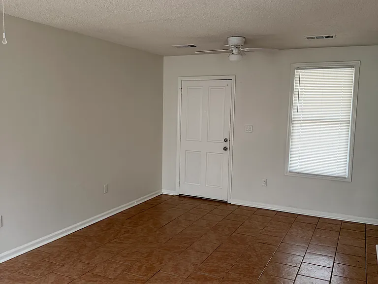 533 Nicoll St — Photo 10