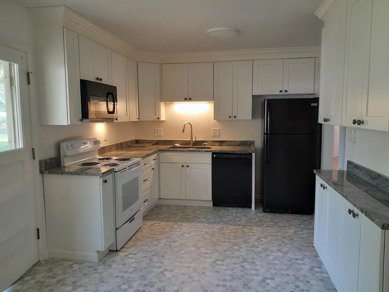 3 bed, 1.5 bath, 1470 sqft, $2,000 — Photo 3