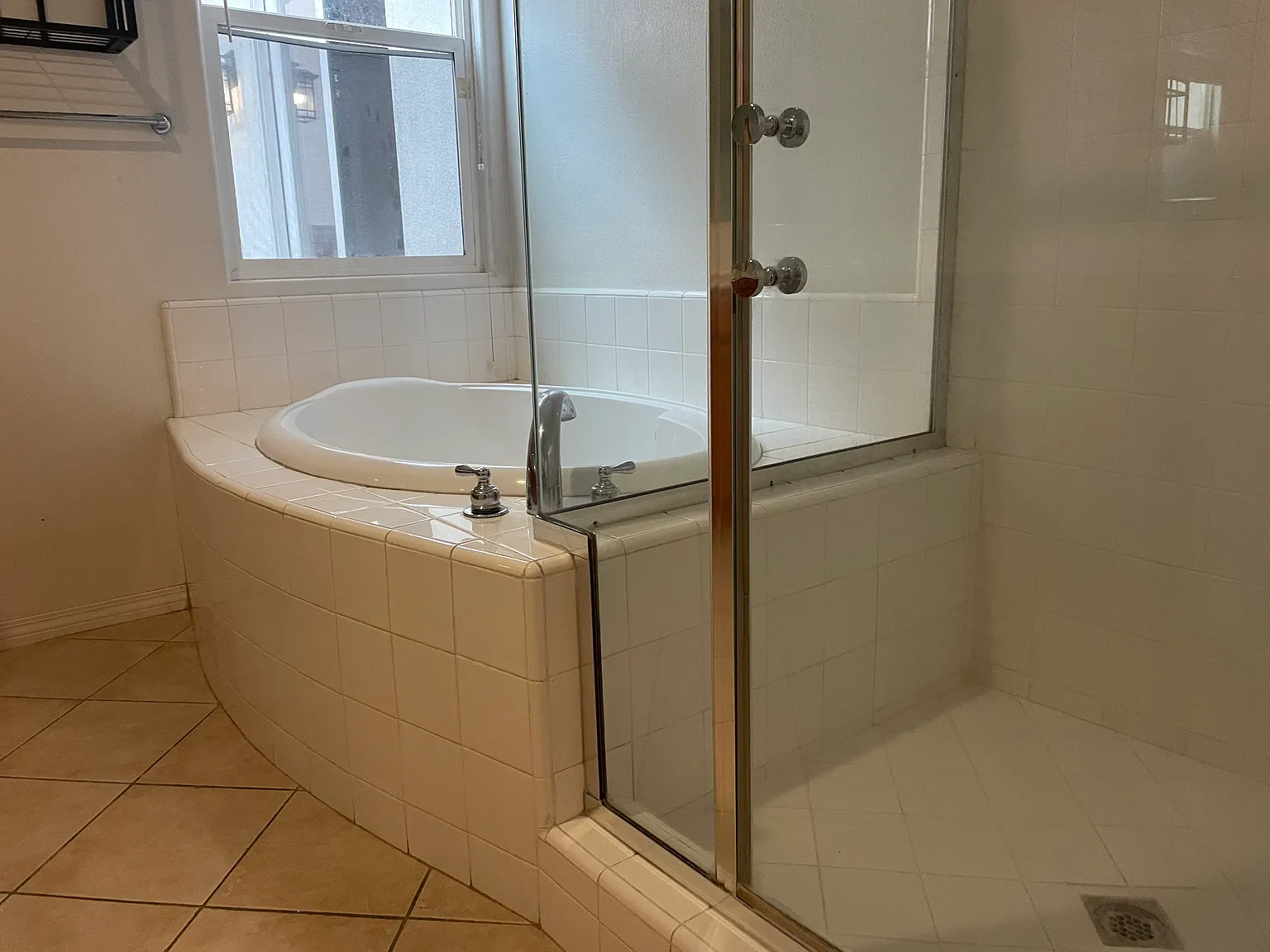 2 bed, 600 sqft, $1,880 — Photo 2