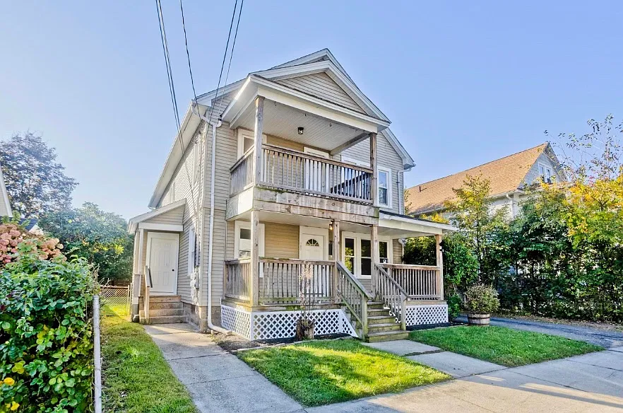4 bed, $2,400 — Photo 2