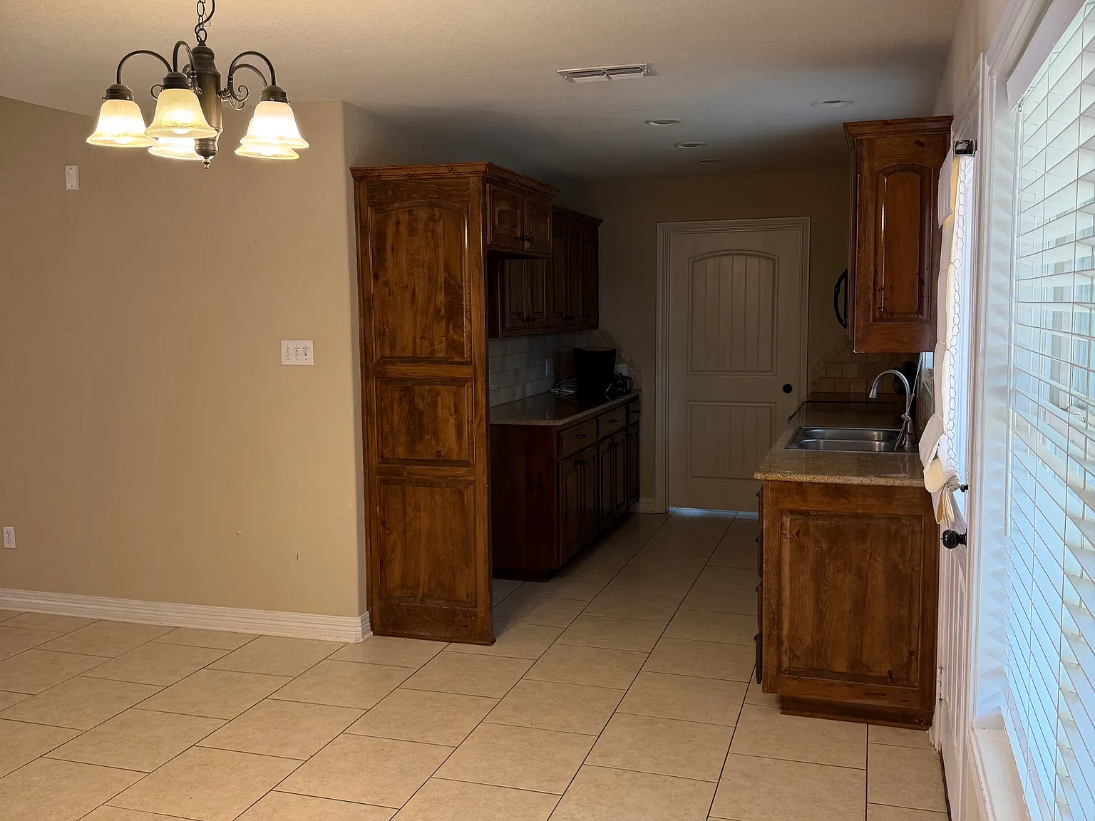 3 bed, 1665 sqft, $1,900 — Photo 2