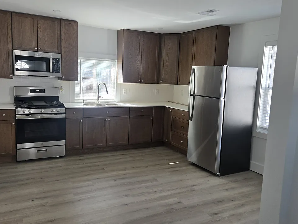 9 Hoyt St #2