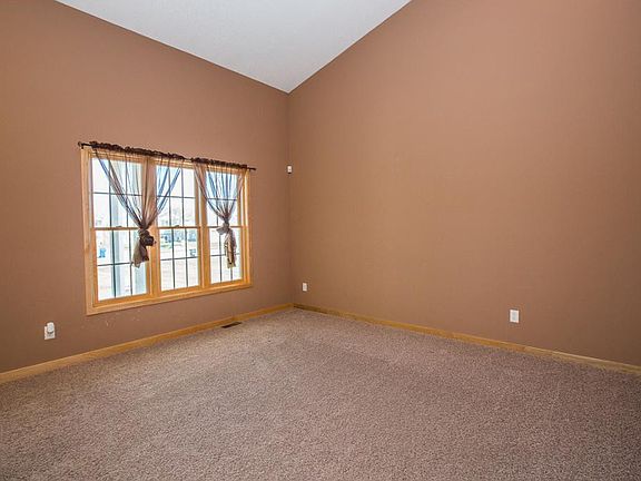 4th image of 901 Wendover St NE