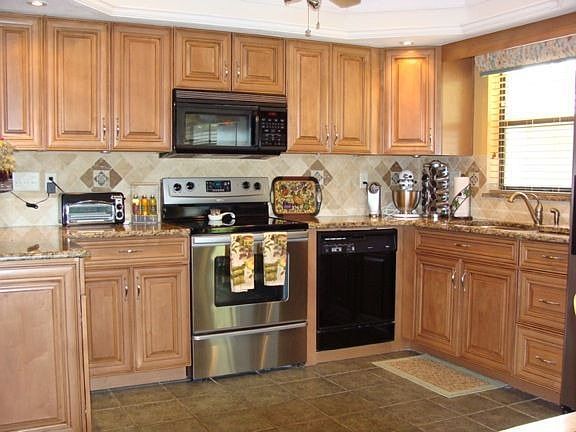 Remodeled Kitchen w/ new appliances