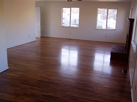 3rd image of 805 Poplar Dr