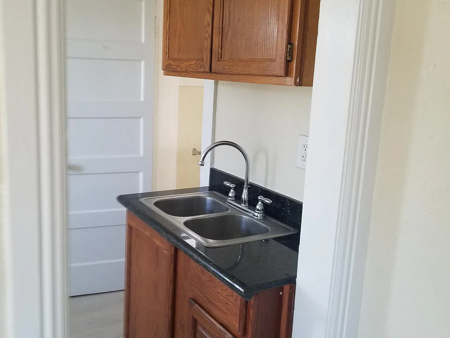 Studio, 450 sqft, $1,950 — Photo 3