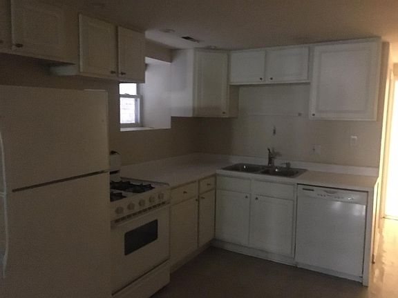 2nd image of 865 W Newport Ave