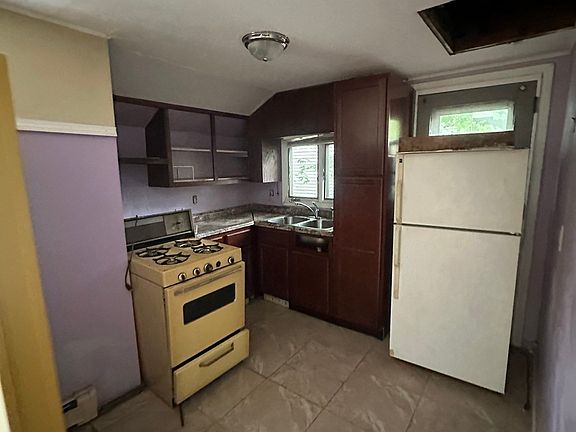 3rd image of 35 Hillcrest St