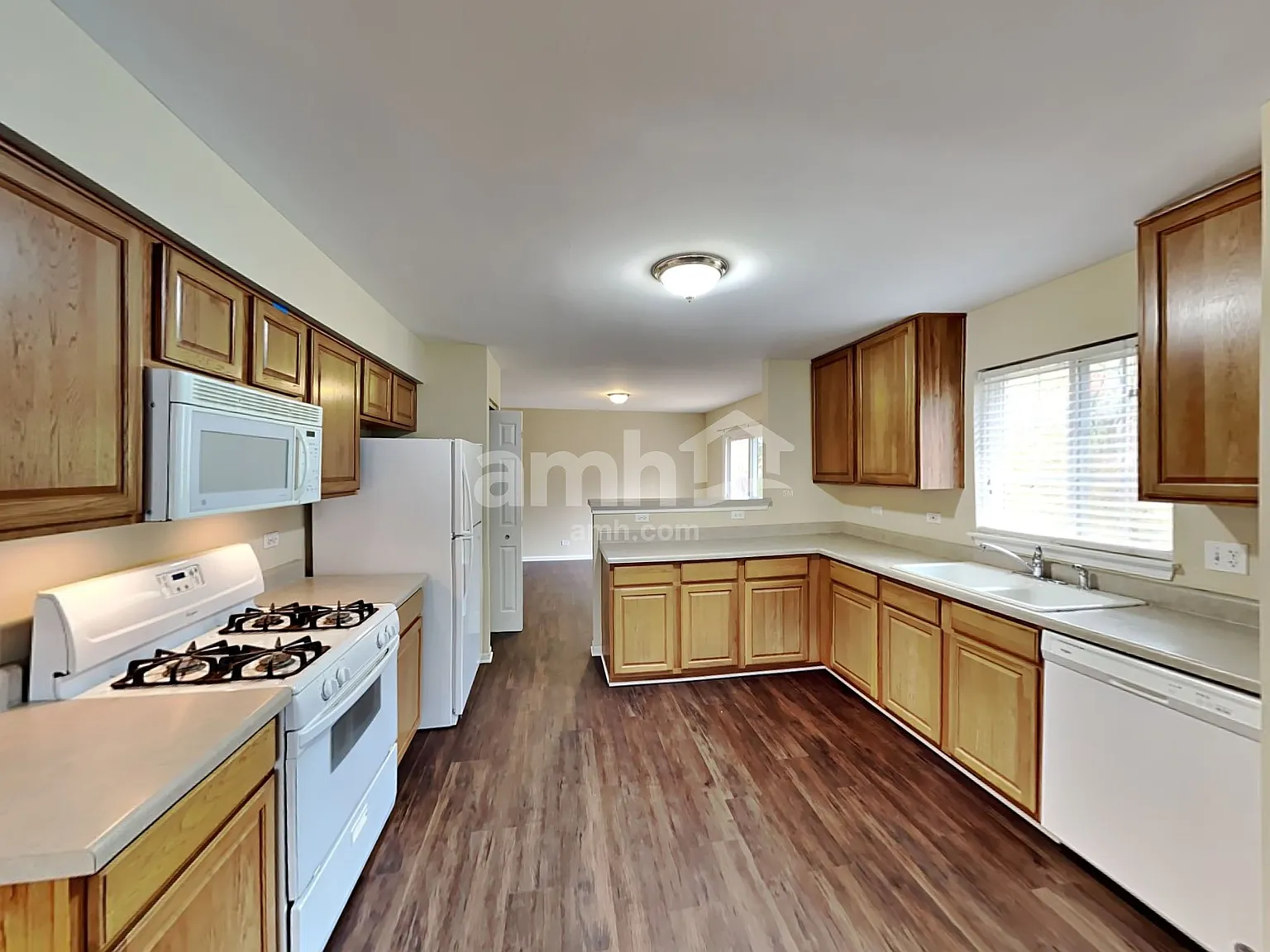 3 bed, 2.5 bath, 1854 sqft, $3,190 — Photo 3