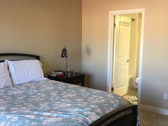 Bedroom 1 - Queen Bed