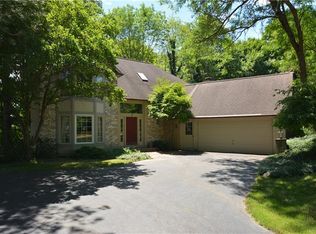 1 Touraine Ct, Pittsford, NY 14534