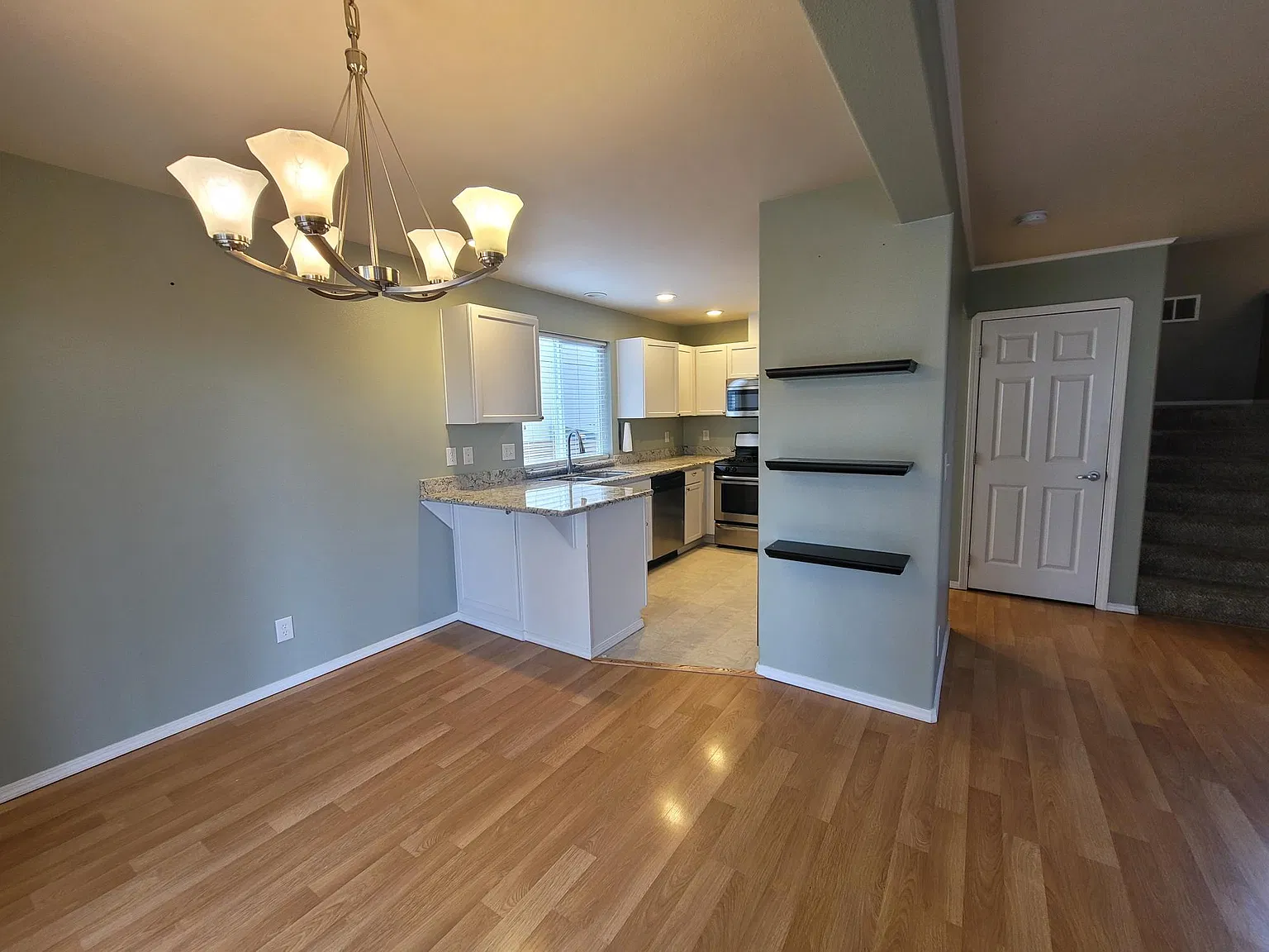 3 bed, 2.5 bath, 1518 sqft, $2,825 — Photo 2