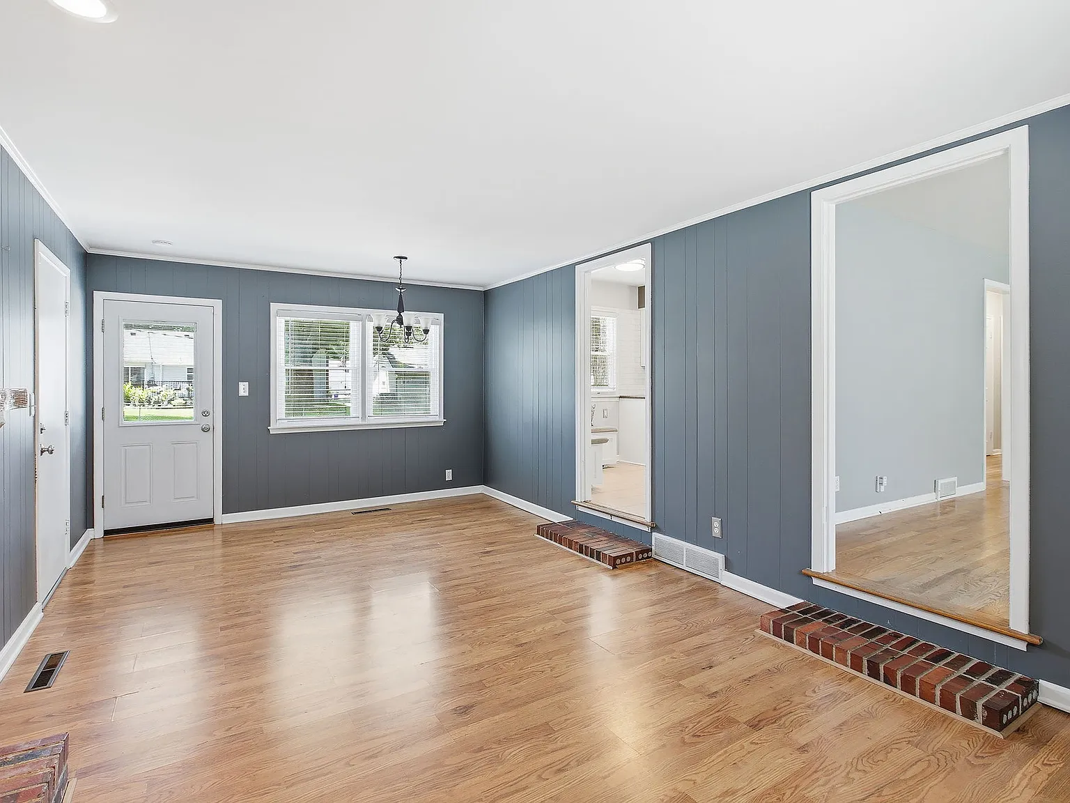 4 bed, 2402 sqft, $3,450 — Photo 4