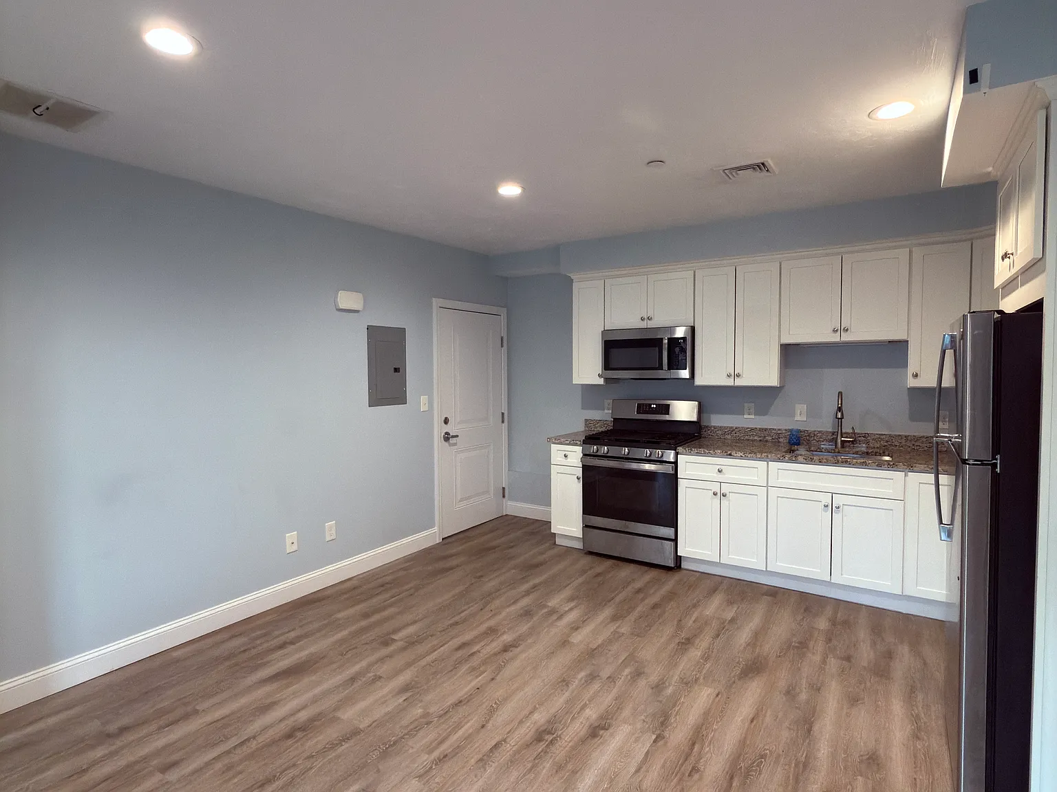 2 bed, 850 sqft, $2,300 — Photo 4
