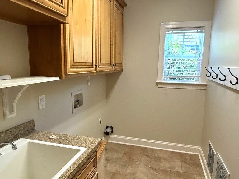 1018 Silver Lake Dr — Photo 43