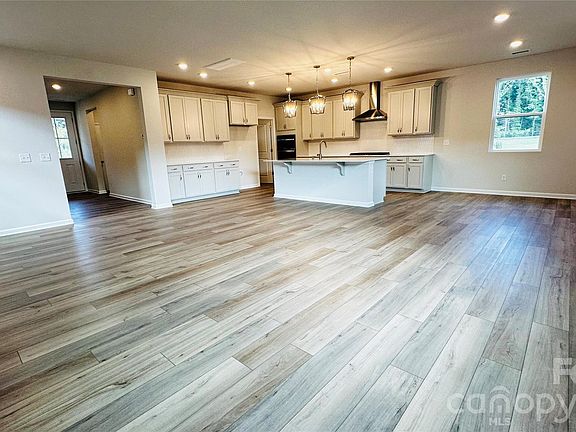 4th image of 445 Spire St