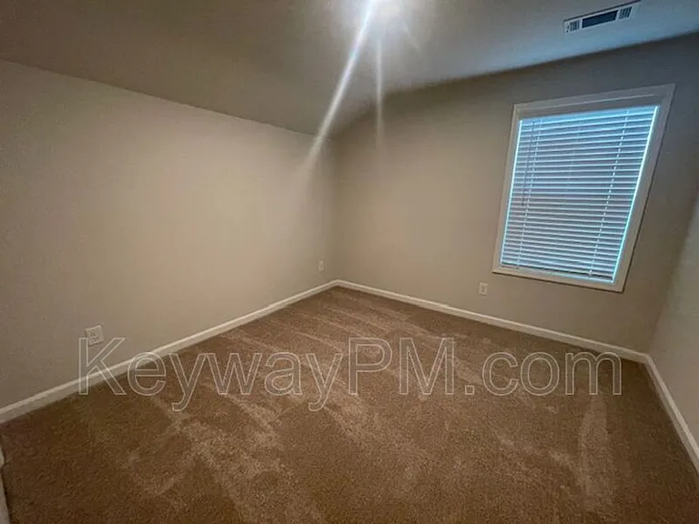 651 Manitou Cir — Photo 12