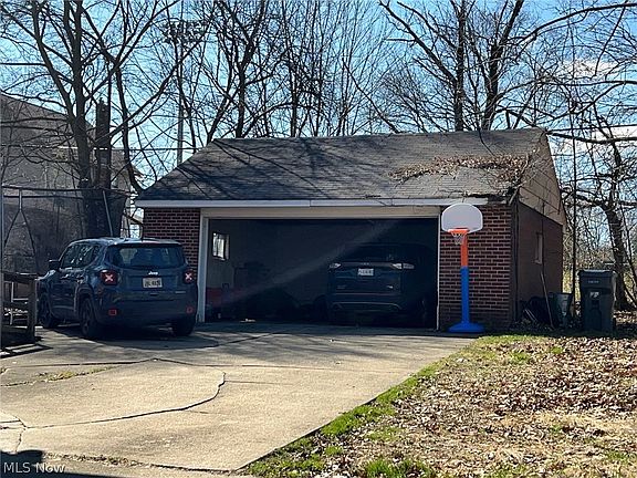 2nd image of 2116 Elm St