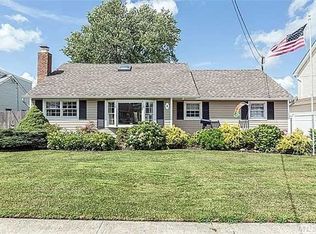 8 Blanche St, Plainview, NY 11803