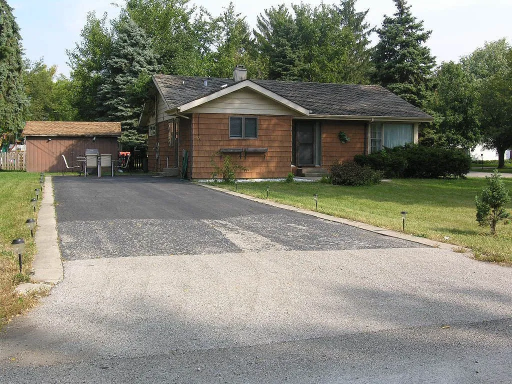 410 E Riordan Rd photo 1