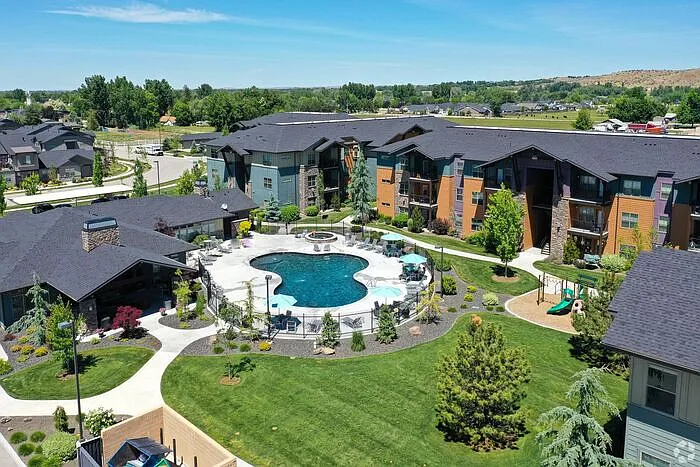1 bed, 1.0 bath, 807 sqft, $1,570 — Photo 1