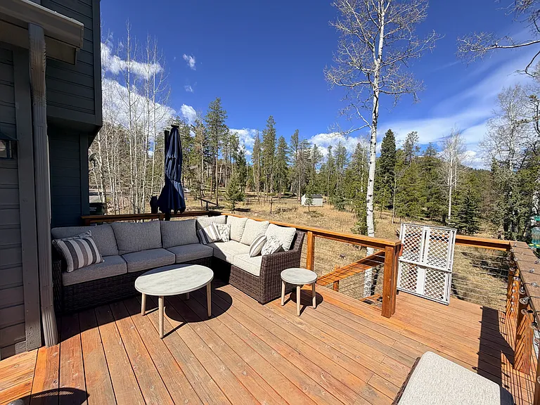Stunning deck/views. So peaceful. Incredibly quiet except the sounds of nature!