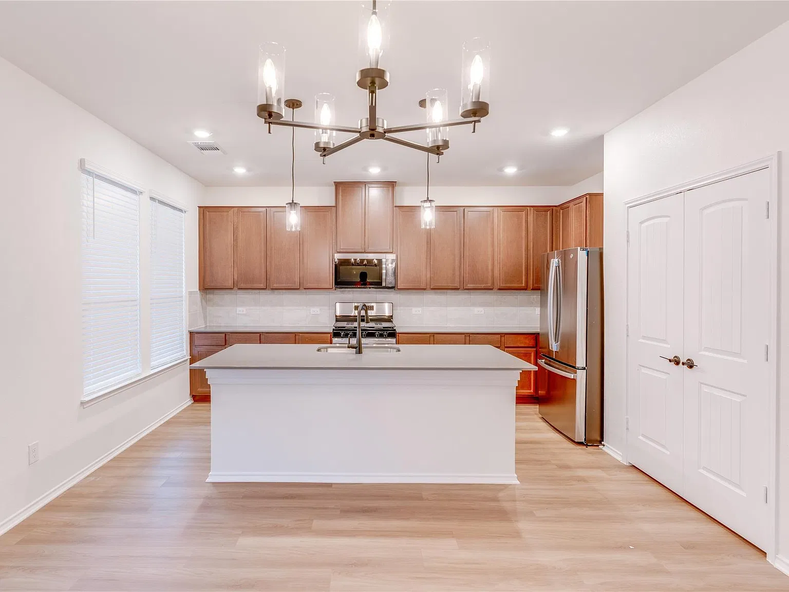 4 bed, 3.0 bath, 2512 sqft, $2,499 — Photo 4