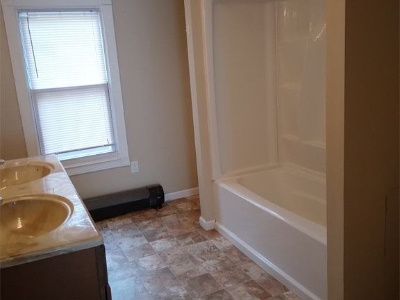 5th image of 318 E Walnut Ave